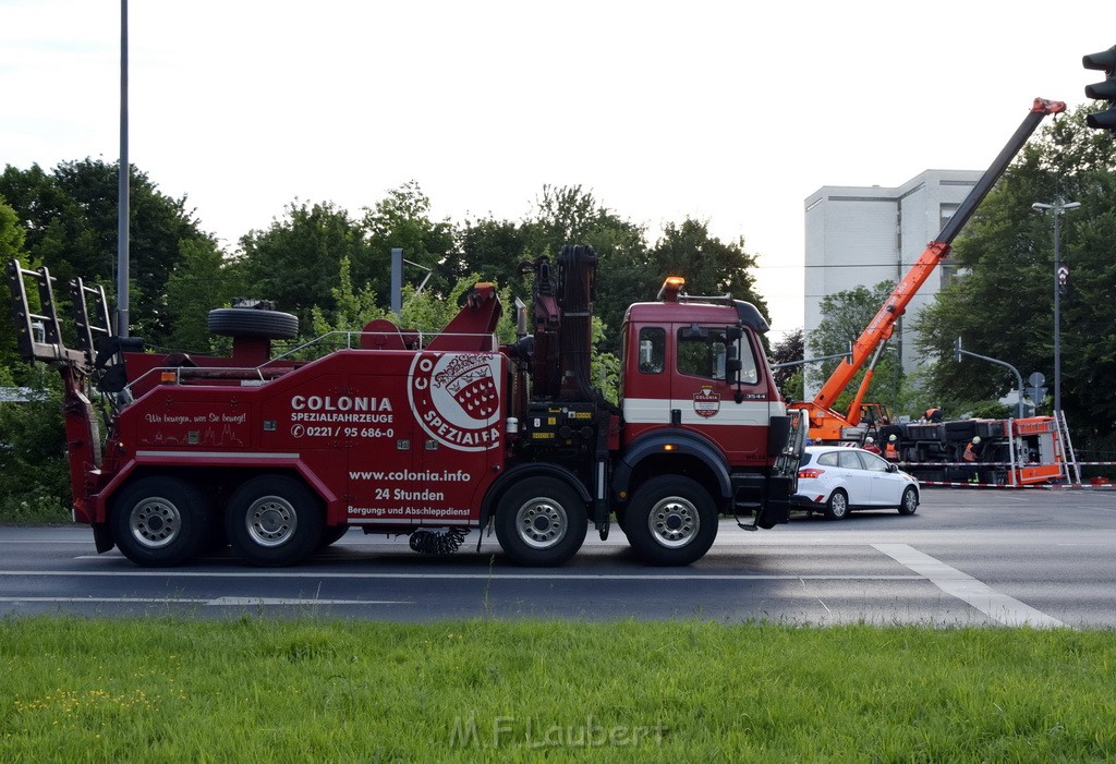 TLF 4 umgestuerzt Koeln Bocklemuend Ollenhauer Ring Militaerringstr P105.JPG - Miklos Laubert